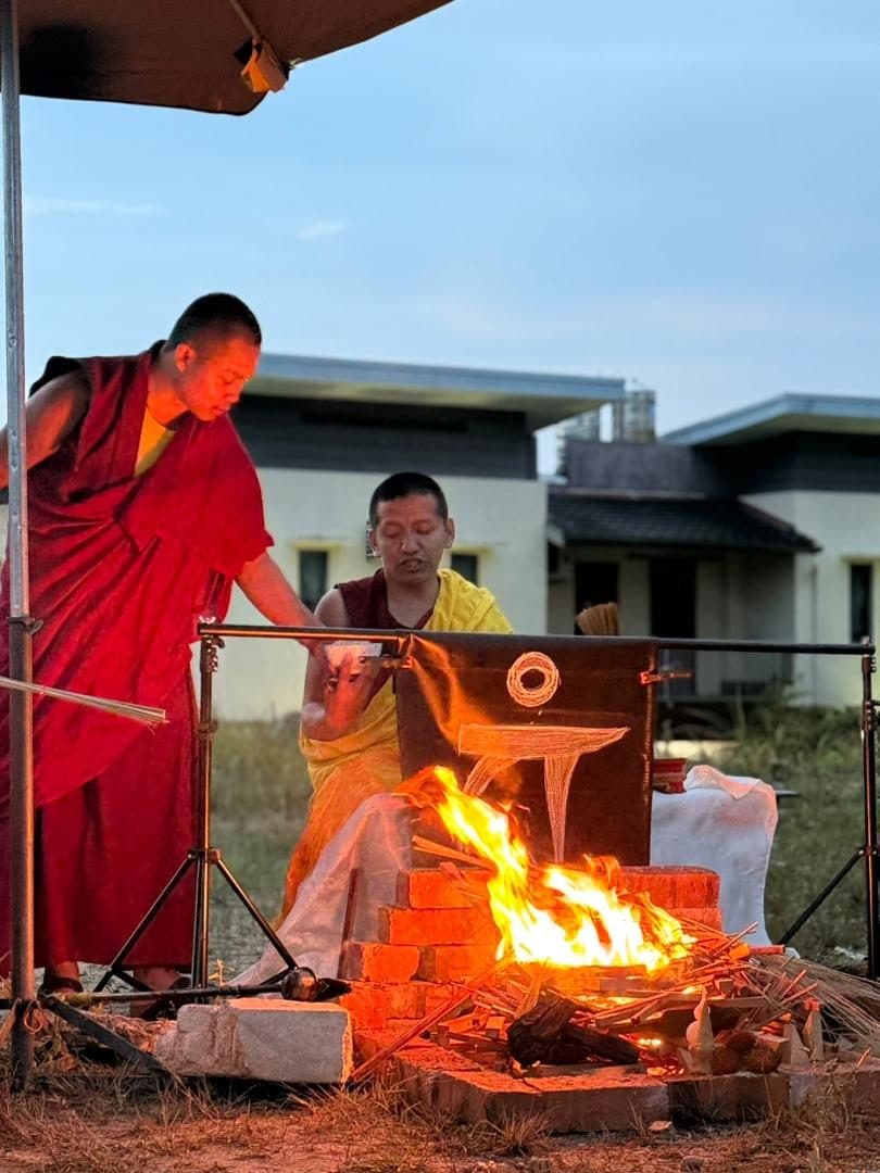 Khen Rinpoche performing the fire puja
