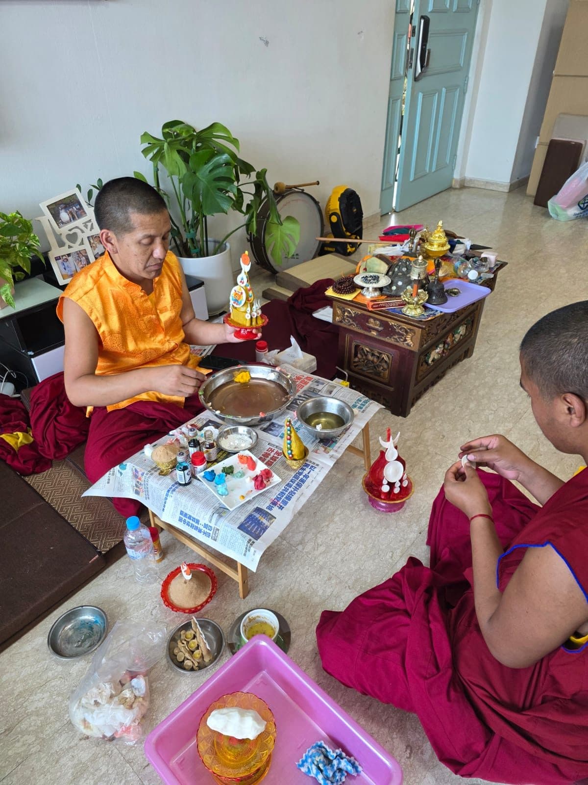 Khen Rinpoche and the monks preparing the Yangdrup puja